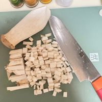 可能是香菇、豆腐和刀的圖像