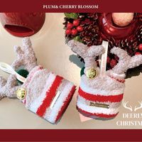 可能是餐巾環、聖誕襪、蛋糕和顯示的文字是「 PLUM& PLUM&CHERRYBLOSSOM CHERRY BLOSSOM REUCE ISSON เว អ5018 . バン DEERLY CHRISTMAS 」的圖像
