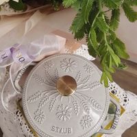 可能是洋桔梗和顯示的文字是「 . SIAU 00O occer ceceno STAUB STAUB fendi's fendi'skitchen kitchen 」的圖像