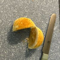 可能是法式長棍麵包、刀和黑麥麵包的圖像