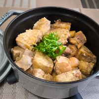 可能是豆腐、燉小牛膝和顯示的文字是「 STAUB STAUB 」的圖像