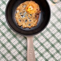 可能是鬆餅機、蛋黃和水波蛋的圖像