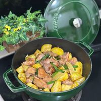 可能是燉小牛膝、豆腐和文字的圖像