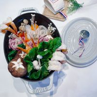 可能是火鍋、豆腐、香菇和顯示的文字是「 24-19 2 타게 STAUB COCOTTE COOOTTE LA STAUB .15 5 」的圖像