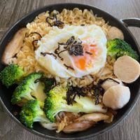 可能是香菇、蛋黃、水波蛋、麵、拉麵和文字的圖像