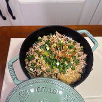 可能是西班牙大鍋飯、北非小米飯、印度香料飯和炒飯的圖像