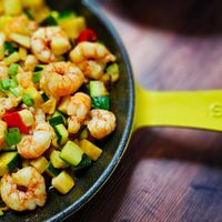 可能是豆煮玉米、北非小米飯、西班牙大鍋飯和顯示的文字是「 STALE fendi'skicchen fendi's kitchen 」的圖像