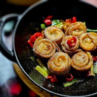 可能是豆煮玉米、燉小牛膝、西班牙大鍋飯和豆腐的圖像