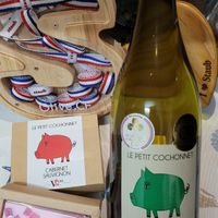 可能是顯示的文字是「 staub Otiver LE PETITCOCHONNET PETIT COCHONNET Salestiag نو WA CABERNET SAUVIGNON Coo LEPETIT LE PETIT COCHONNET SAUVIGNON Veco 2Co Olive.CF Olive. 」的圖像
