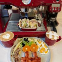 可能是咖啡杯、咖啡、咖啡機和文字的圖像