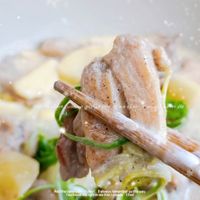 可能是粥、拉麵、燉小牛膝和文字的圖像