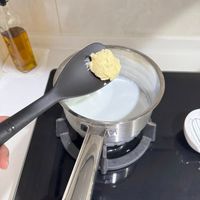 可能是木湯匙和起司火鍋的圖像
