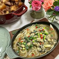 可能是香菇、義大利麵、燉小牛膝和文字的圖像