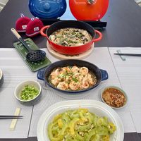 可能是炒麵、麵、火鍋和文字的圖像