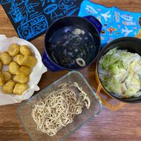 可能是炒麵、豆腐、拉麵、火鍋、麵和文字的圖像