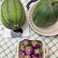 可能是西瓜和顯示的文字是「 UNIT MAX.3000g delg TAUB 味 иЛ0 STAUB 」的圖像