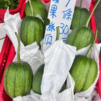 可能是‎西瓜和‎顯示的文字是「‎货 果族 係 果 ب 30 係 ር A‎ 」‎‎ 的圖像