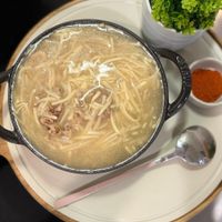 可能是粥、拉麵、火鍋、麵和顯示的文字是「 Is 」的圖像