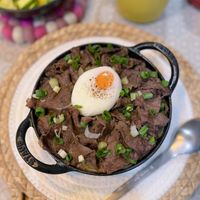 可能是蛋黃、肉排和水波蛋的圖像