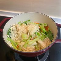 可能是麵、豆腐、香菇、拉麵和火鍋的圖像
