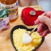 可能是蛋黃、紅心和顯示的文字是「 HEINZ HEINZ PPING REAM REAM la 11 」的圖像