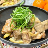 可能是豆腐、燉小牛膝和文字的圖像