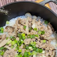 可能是炒飯、香菇和文字的圖像