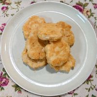 可能是炸丸子、椰子馬卡龍、燕麥餅乾和豆腐的圖像
