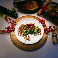 可能是燉小牛膝、肉排和文字的圖像