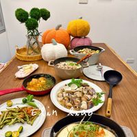可能是麵、火鍋、拉麵、粥、豆腐和文字的圖像