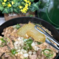 可能是粥、燉小牛膝和顯示的文字是「 P 」的圖像
