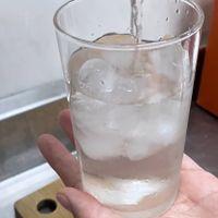 可能是飲料和椰子的圖像