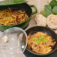 可能是豆腐、香菇、麵和顯示的文字是「 STAUB こ 新」的圖像