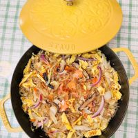 可能是炒麵、西班牙大鍋飯、炒飯和印度香料飯的圖像