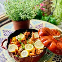 可能是‎西班牙大鍋飯和‎顯示的文字是「 ‎A2M ع ツ 05.08 艾蜜莉管泉‎」‎‎ 的圖像