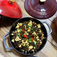 可能是豆腐、西班牙大鍋飯、炒飯和顯示的文字是「深バ HANCE STAUS STAU STAU 」的圖像
