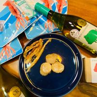 可能是顯示的文字是「 la 日式养果 00% バピ 3 ကက်ြ COCHONNET 0 OR LEPETIT LEPETITCOCHONNET LE PETIT SAUMIGNON 10C0 Ke 00o LE LEPETIT EPETITCOCHONNET COCHONNET CABERNET SAUVIGNON Poo OR 」的圖像