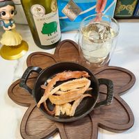 可能是麵包棒、煙燻鮭魚和文字的圖像