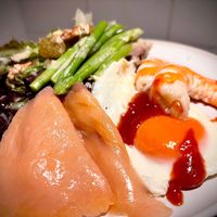 可能是水波蛋、蛋黃和煙燻鮭魚的圖像