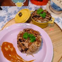 可能是燉小牛膝、肉排、炒飯和文字的圖像