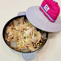 可能是香菇、豆腐、火鍋和文字的圖像