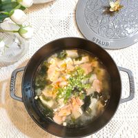 可能是顯示的文字是「 STAUB STAUB 」的圖像