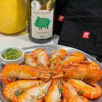 可能是蝦和顯示的文字是「 OMA AOD LEPETITCOCHONNET LE CABE LEPETIT PETIT COCHONNET 我 SAUVIGNON M4 0Oo CC 盛」的圖像