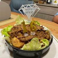 可能是食物和顯示的文字是「 የነታያ HAPPY BIRTHDAY 」的圖像