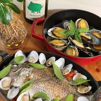 可能是西班牙大鍋飯和顯示的文字是「 LEPETI LE LEPETITCOCHONNET PETIT COCHONNET SAUVIGNON 」的圖像