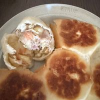 可能是英式瑪芬、肉餡餅和港式點心的圖像