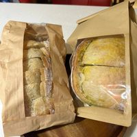 可能是巴布卡麵包、半圓形餡餅和法式長棍麵包的圖像