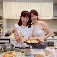 可能是一或多人、水果塔和文字的圖像