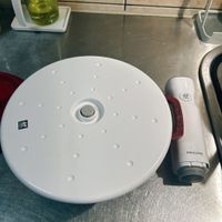 可能是熱水器和顯示的文字是「注 芸 ZWILLING ZWILLING 」的圖像