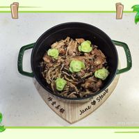 可能是炒麵、麵、拉麵、豆腐、義大利麵、香菇和文字的圖像